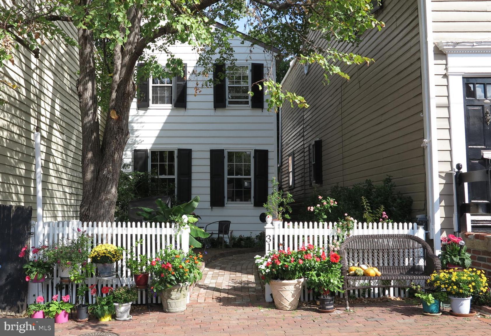 OLD TOWN - Residential Lease