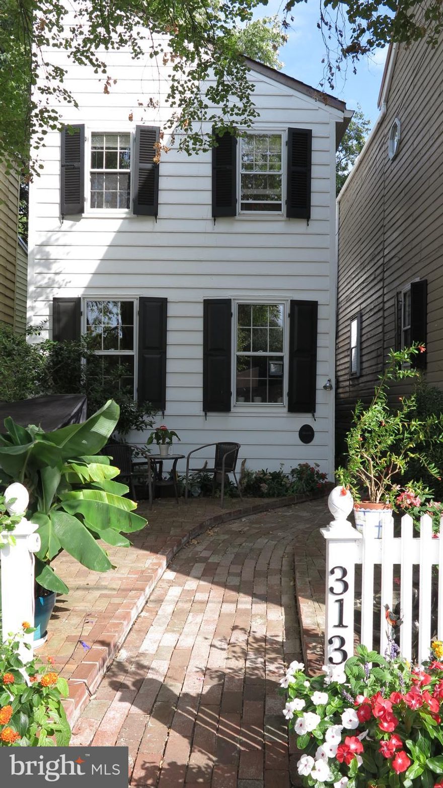 *Please give tenant minimum of two hours notice for all showings.  TEXT tenant for appointment time.*  Circa 1830, detached Flounder house sitting behind a white picket fence on the tunnel block, loaded with character.   Original heart of pine floors, 2 wood burning fireplaces with original mantles, exposed brick walls.  2 BR 1.5 baths, new kitchen SS appliances and granite counters, second floor library with fireplace and newly renovated full bath.  Spacious bedrooms and amazing closet space. Front and rear brick patios.  NO PETS!