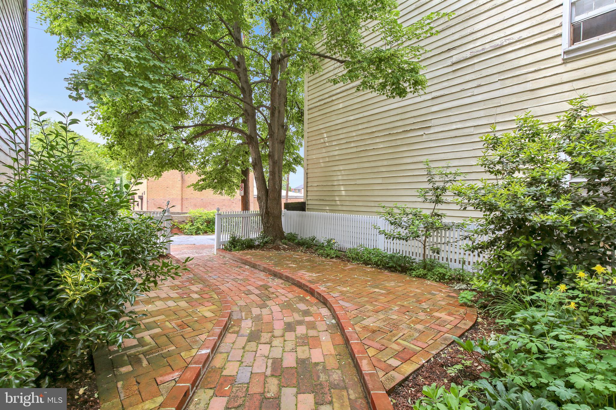 OLD TOWN - Residential Lease