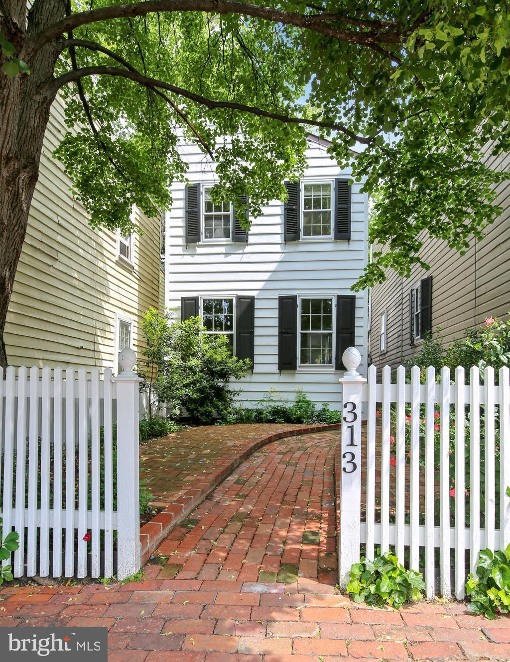 OLD TOWN - Residential Lease