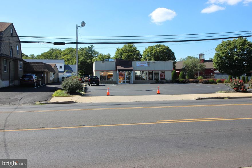 Great Business location.  High traffic.  Intersection of 2  major street in the heart of Southampton. Approx. 20,000 +/- car pass each day.  Booming population. Great Demographic.  street with 20 car +/- car parking.  Former successful donut shop.