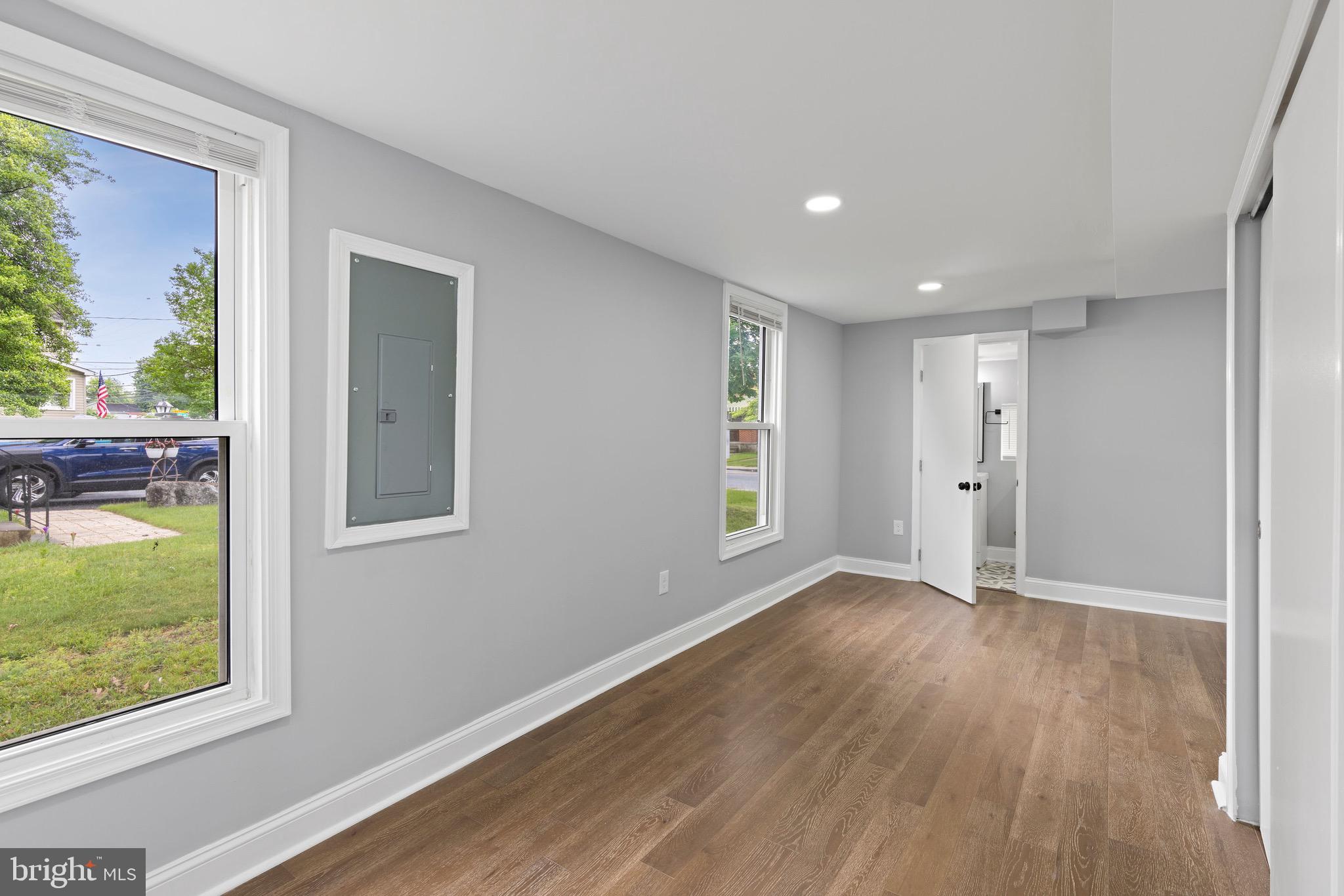 ESSEX/MIDDLE RIVER - Residential
