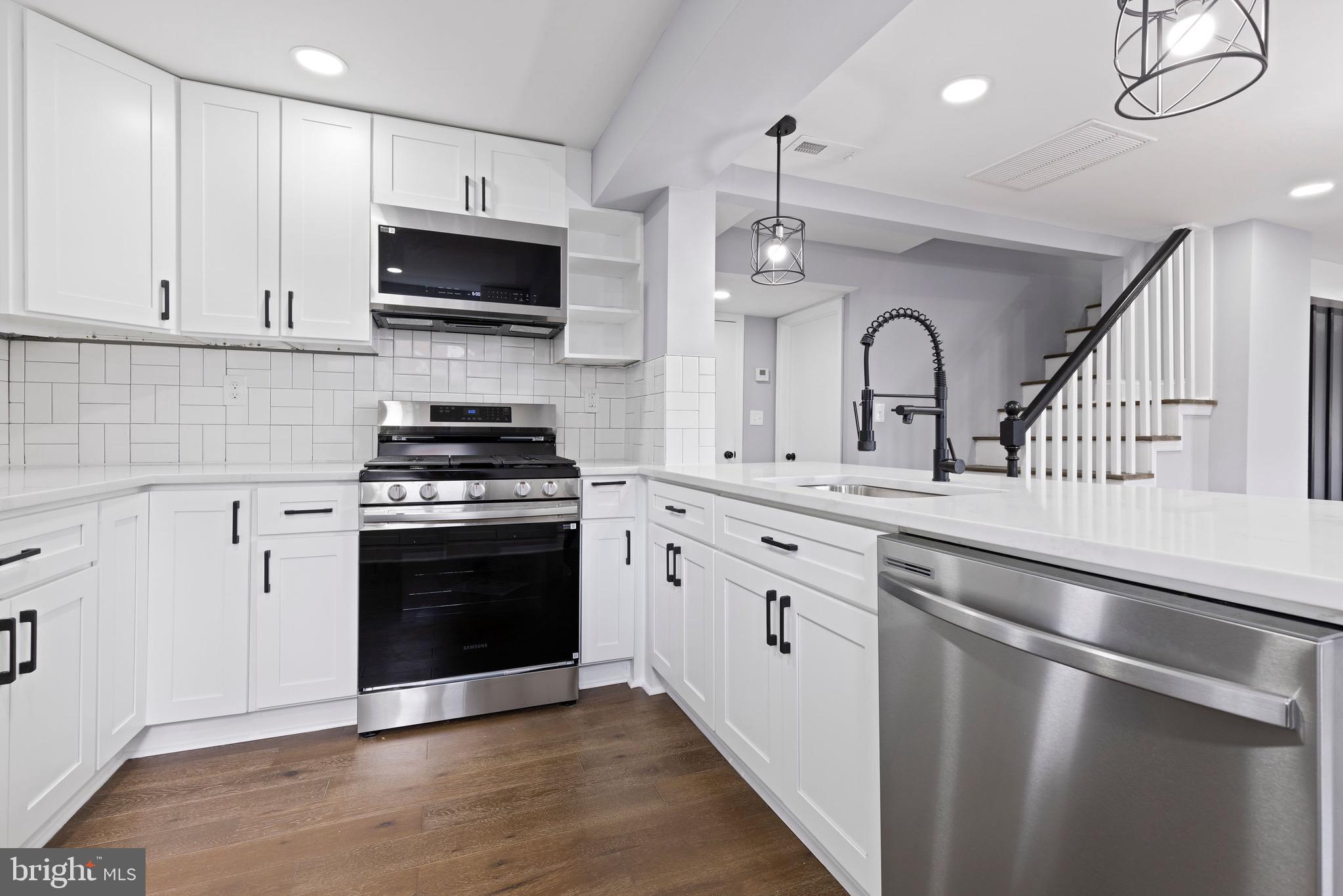 ESSEX/MIDDLE RIVER - Residential