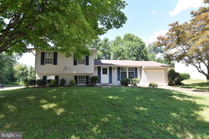 WOW!! SINGLE FAMILY HOME IN NEWPORT FOR A GREAT PRICE!  THIS CORNER LOT, 1 CAR GARAGE, 3 FINISHED LEVELS, 3 BEDROOMS WITH A COZY FIREPLACE IS WAITING FOR YOU!! CLOSE TO SCHOOLS, SHOPPING, RESTAURANTS, QUANTICO, BELVOIR, MAJOR TRANSPORTATION AND HIGHWAYS. AWESOME FIND!! CALL TODAY!