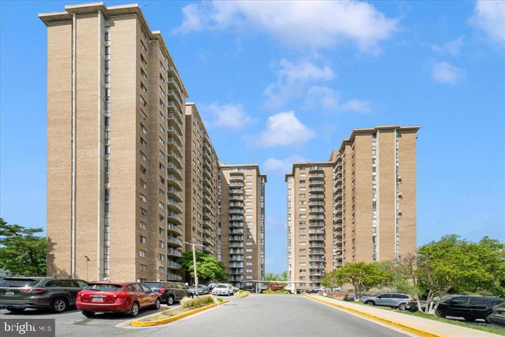 PRESIDENTIAL TOWERS - Residential