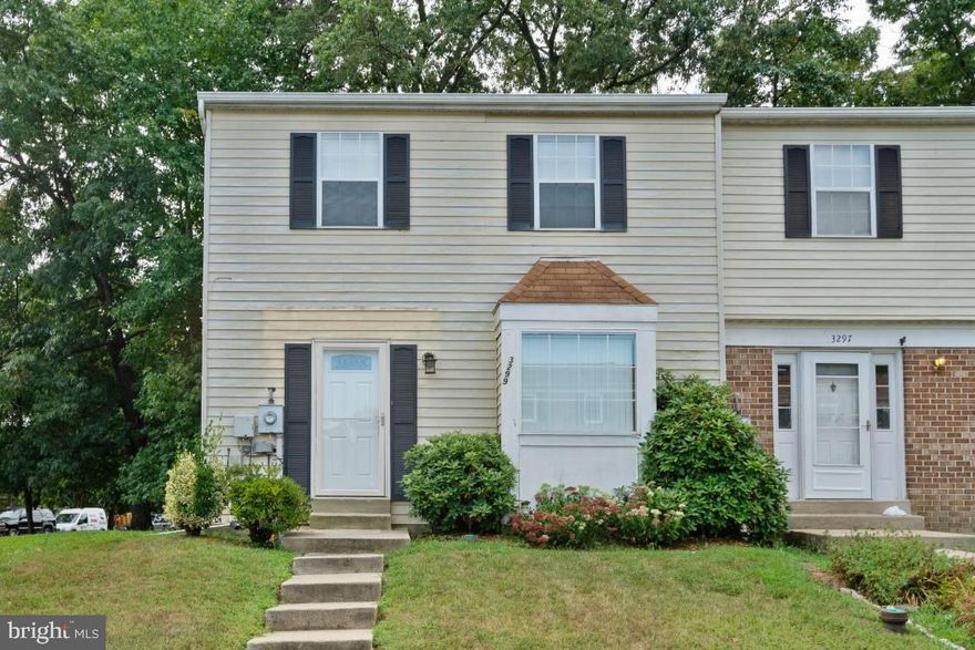 9-21-2019 SHAKY FINANCING ACCEPTING BACK UP OFFERS! Beautiful Well Maintain 2 Level End Townhouse. Featuring a  Step Down Living Room, Separate Dining and Eat in Kitchen.  The Master Bedroom has a Walk in Closet and Two additional Closets.  Full Size Washer and Dryer located on the bedroom level.  Fully fenced in backyard.