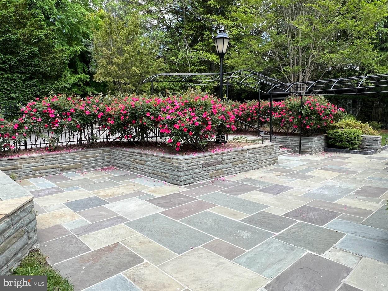 WOODSIDE PARK - Residential