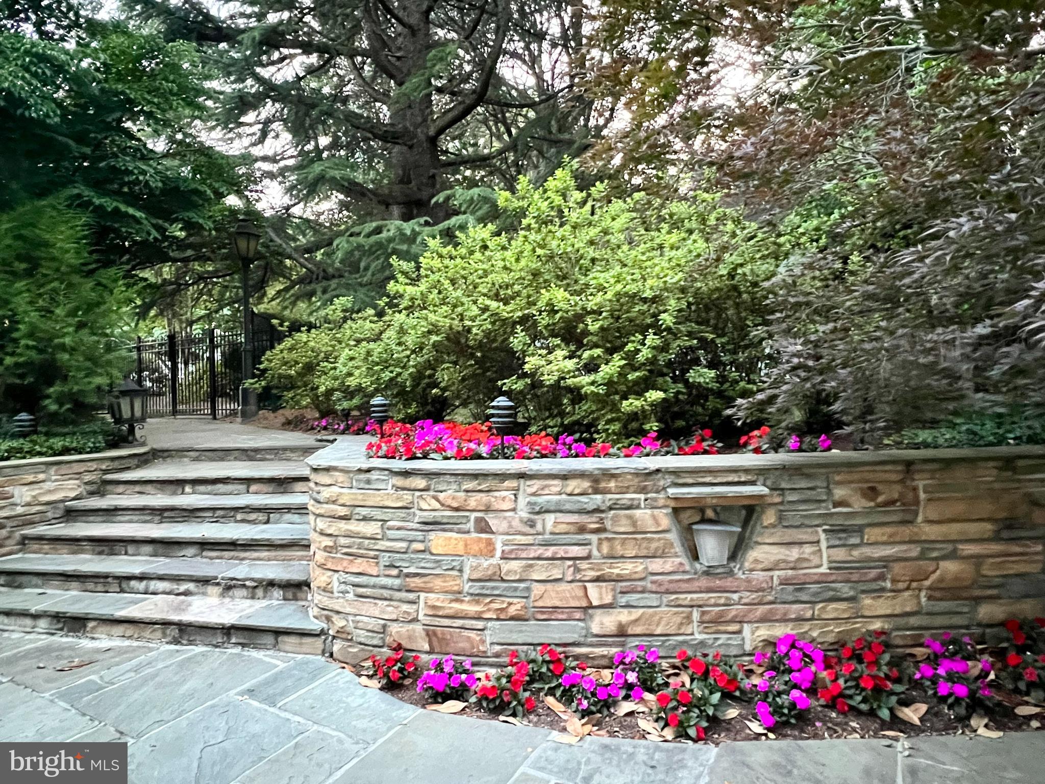 WOODSIDE PARK - Residential