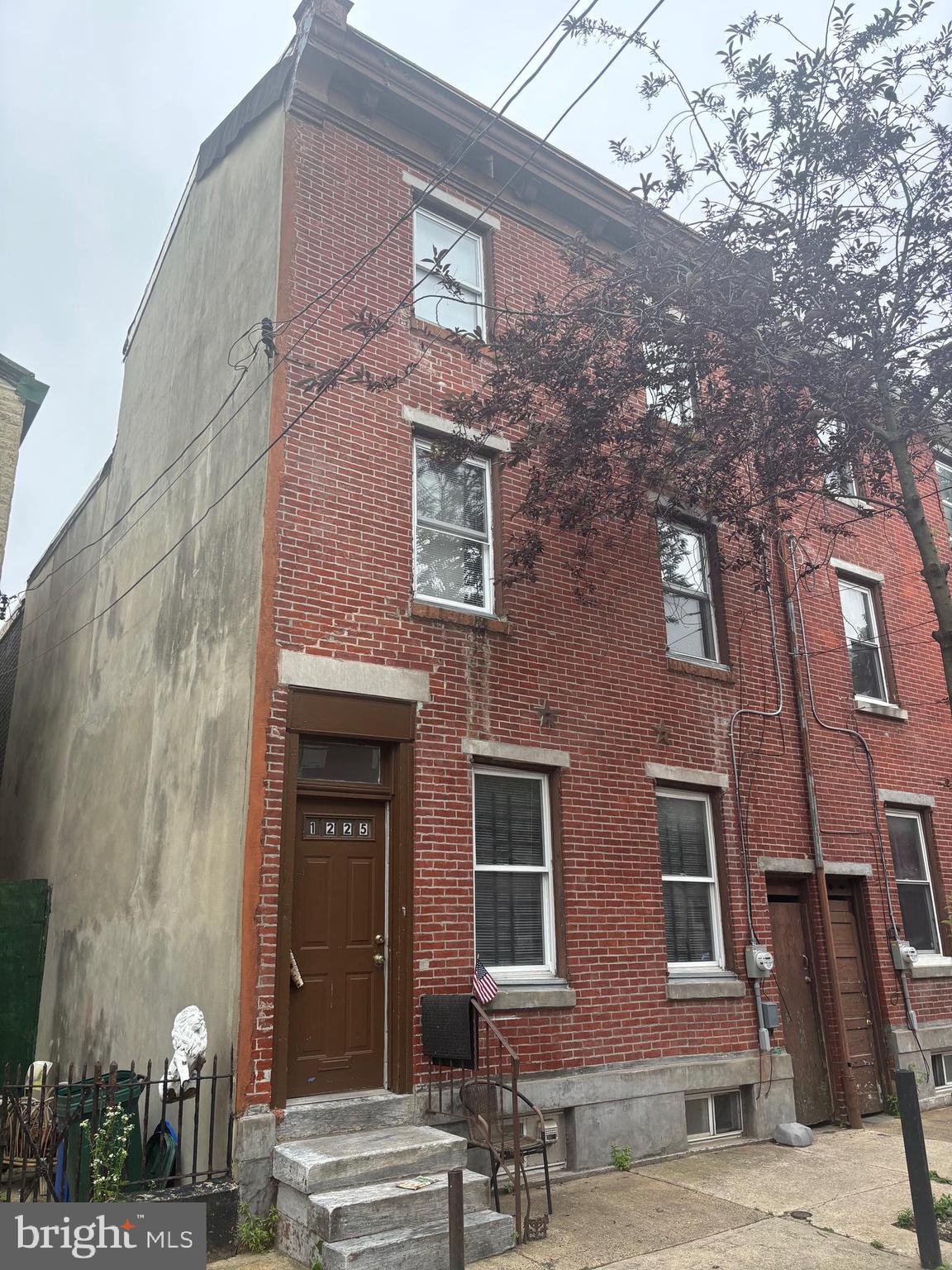 The property at 1225 Randolph Philadelphia, PA 19121 is a 4-bedroom, 2-bathroom House situated in the wonderful Fishtown . This area is known for its proximity to local eateries, cafes, and entertainment options, making it a desirable location for renters.
The house spans approximately1,964square feet and has been recently renovated. It features hardwood floors throughout and includes modern appliances such as a refrigerator, range/oven, washer, and dryer. The unit also offers in-unit laundry facilities for added convenience. Big back yard to play Corn Hole. BBQ have a small pool! and close to all the restaraunt bars Wekerly s ice cream and Lacolmbe coffee Kismet Bagels!This is a fantastic home close to everything and ready to move in!
