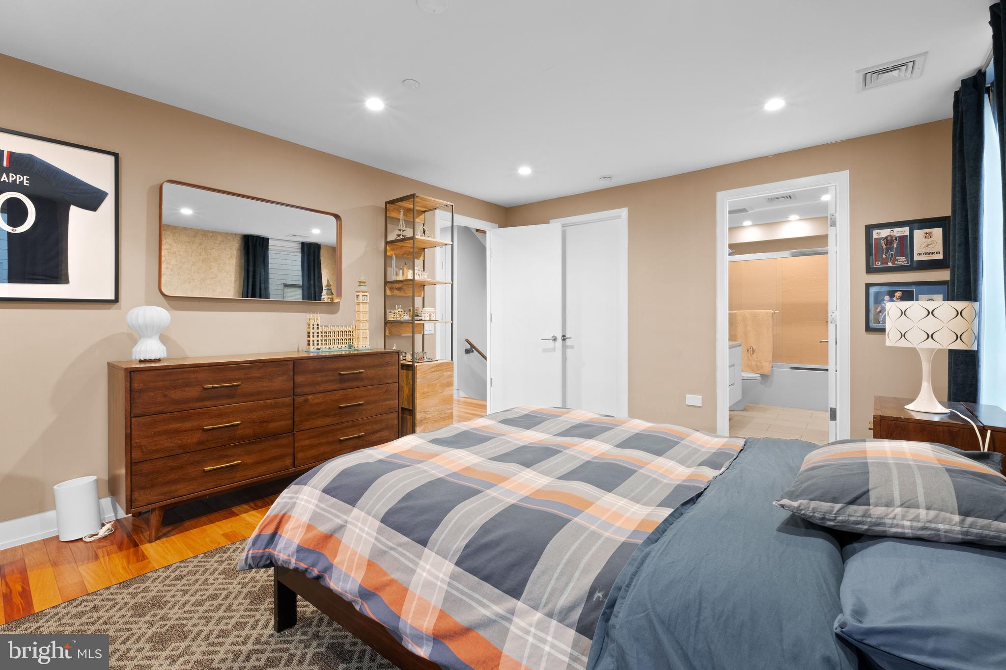 LOGAN SQUARE - Residential