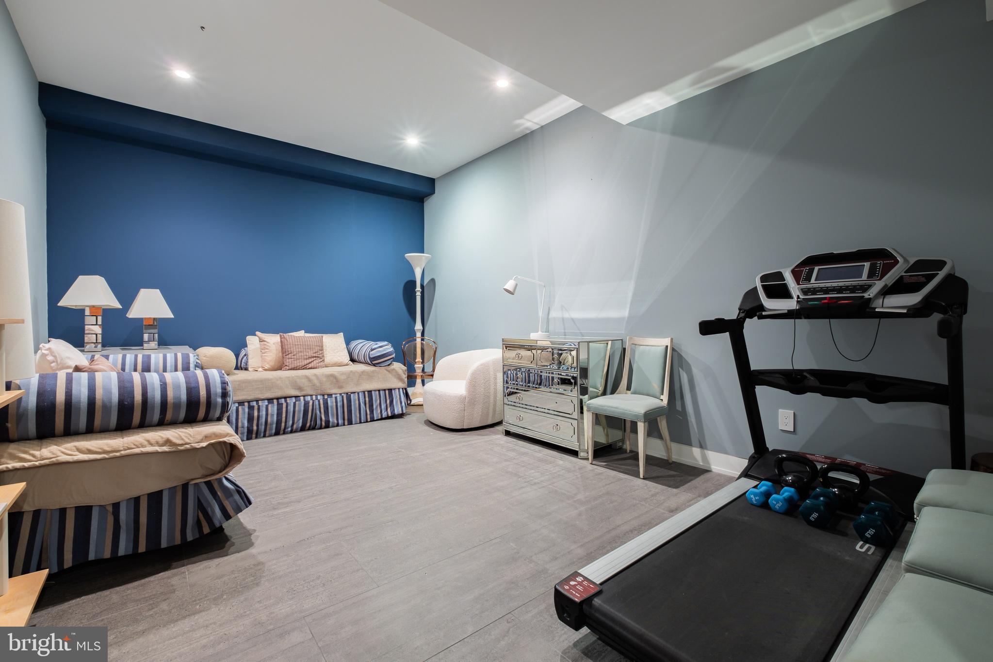 LOGAN SQUARE - Residential