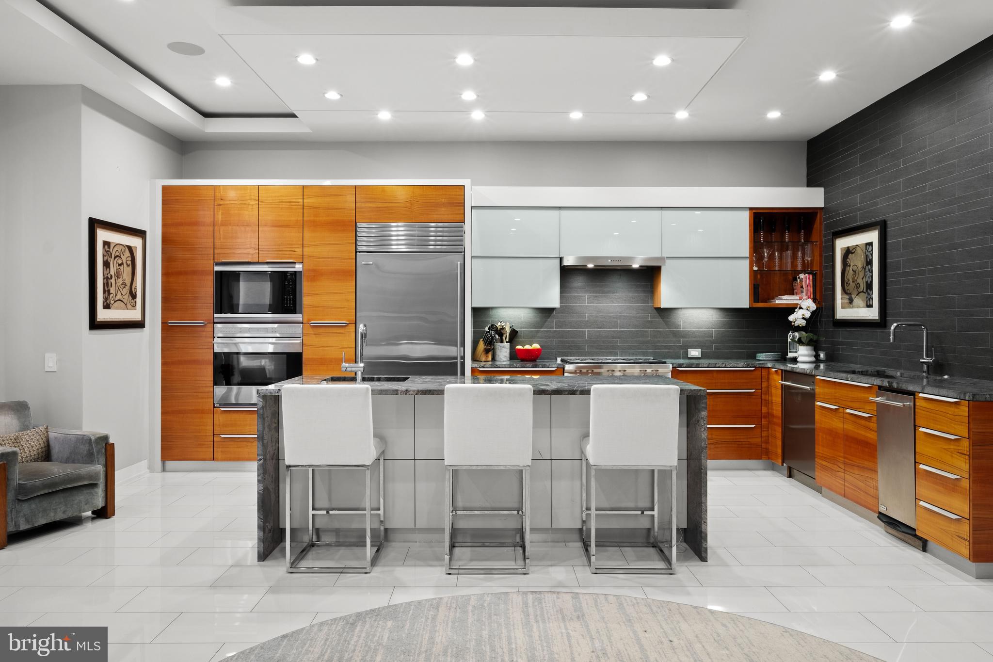 LOGAN SQUARE - Residential