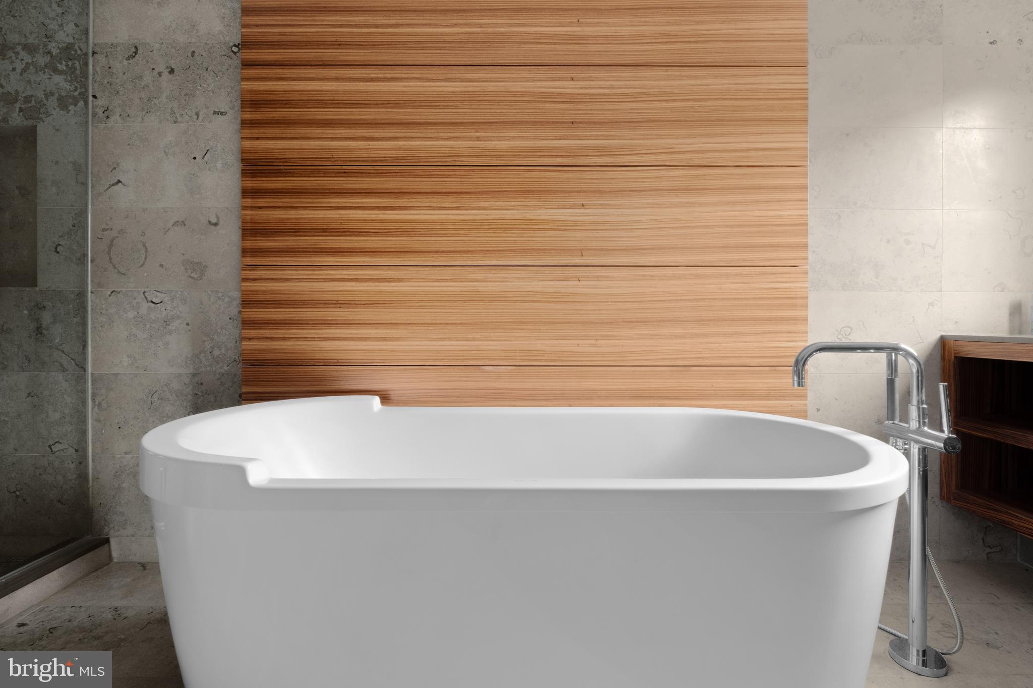 LOGAN SQUARE - Residential