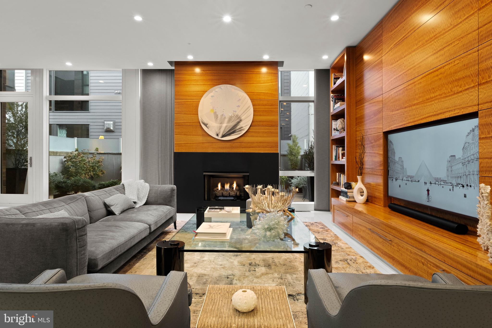 LOGAN SQUARE - Residential