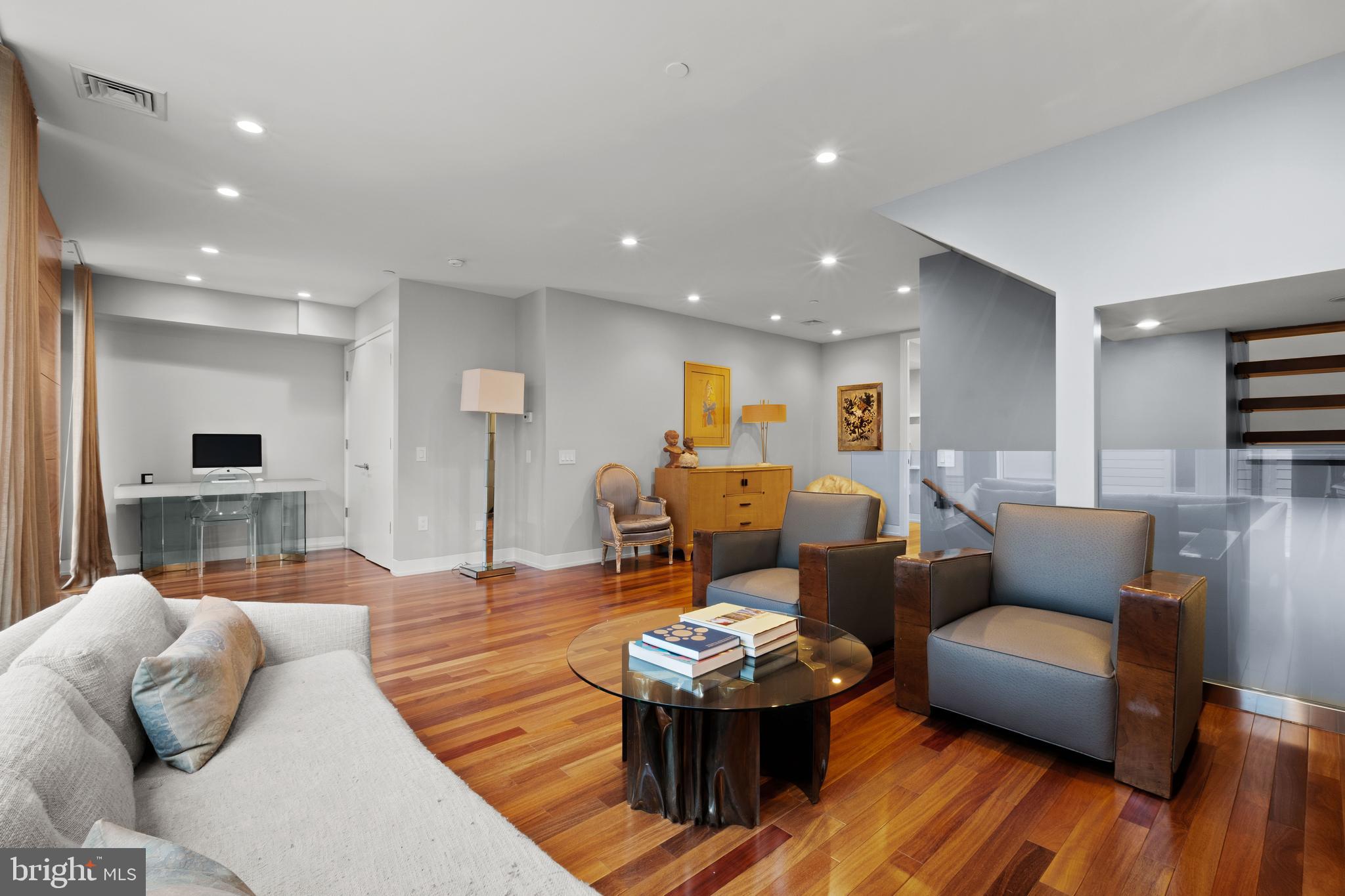 LOGAN SQUARE - Residential