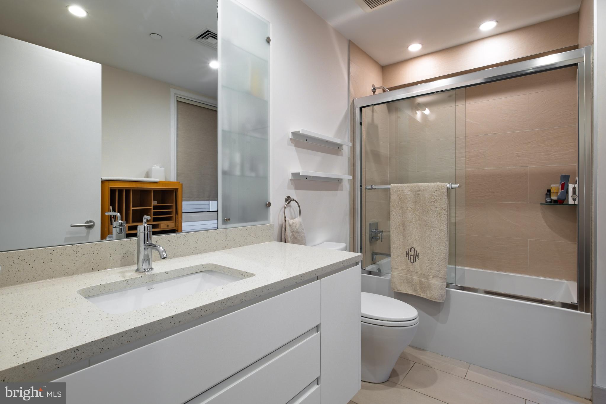 LOGAN SQUARE - Residential