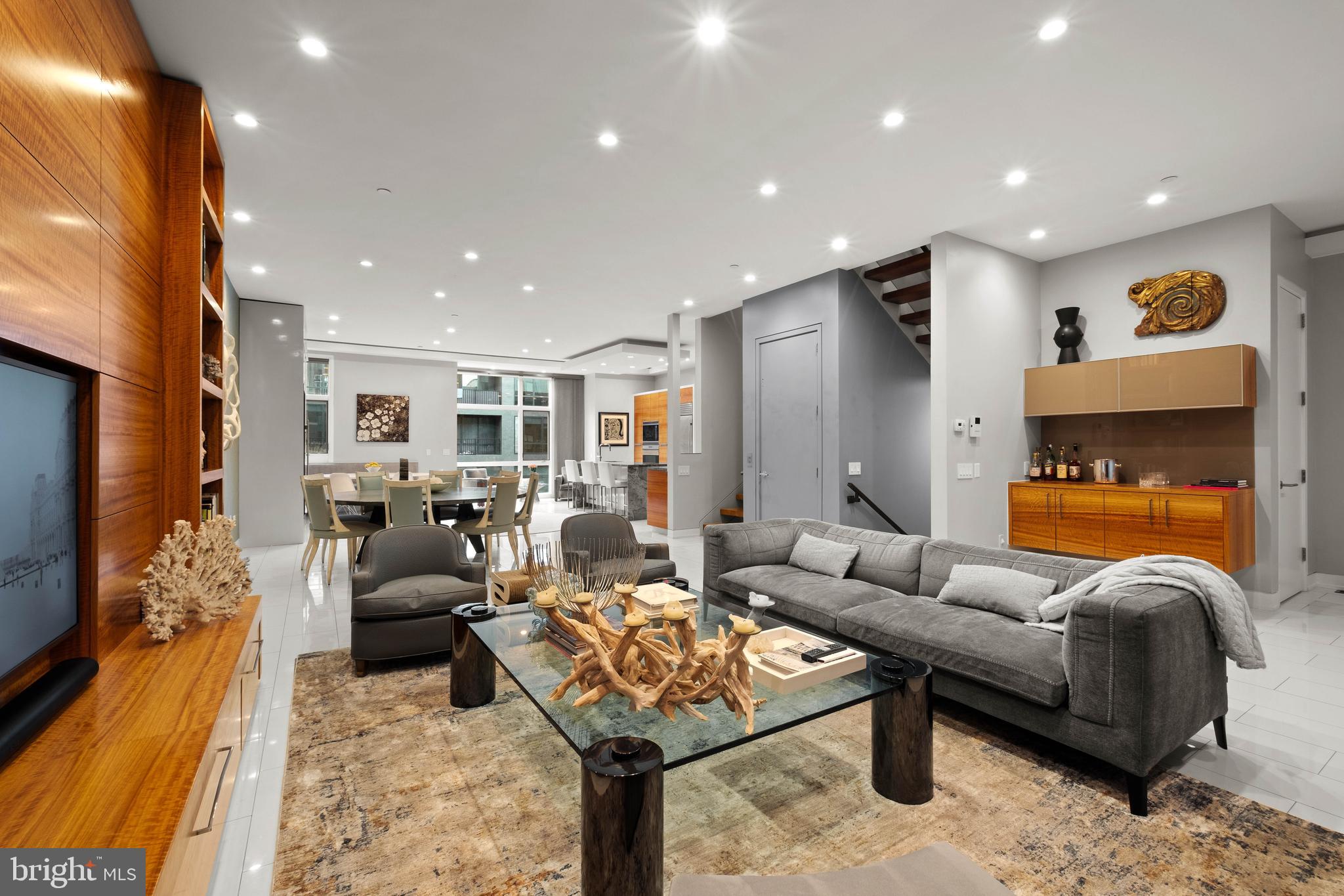 LOGAN SQUARE - Residential