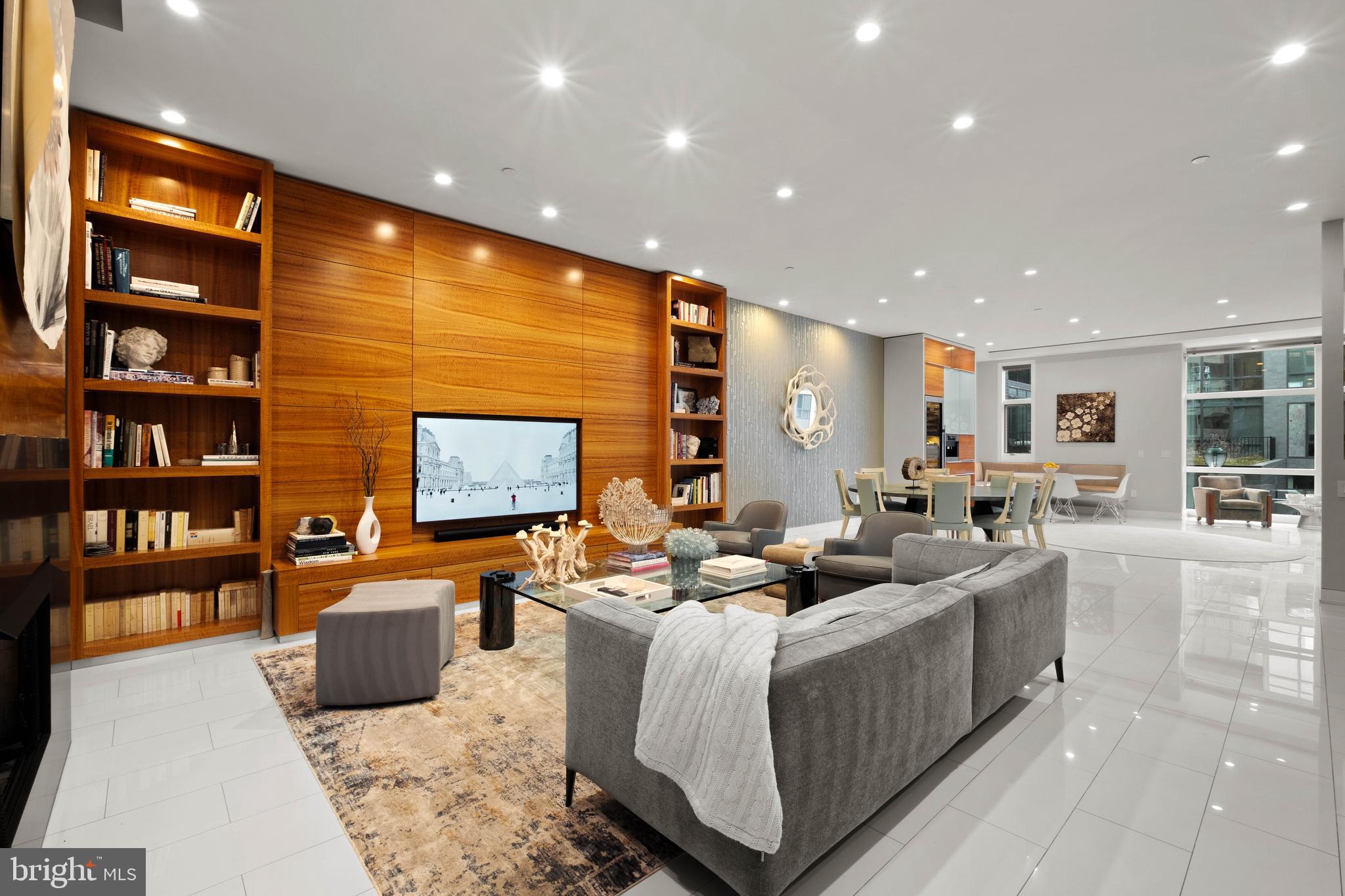 LOGAN SQUARE - Residential