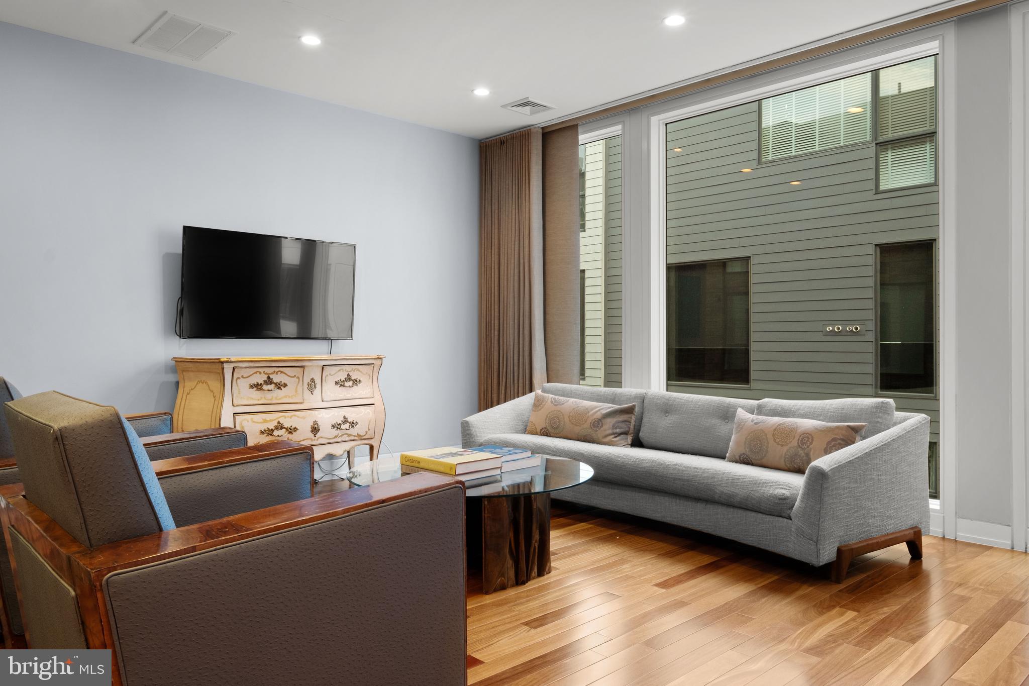 LOGAN SQUARE - Residential