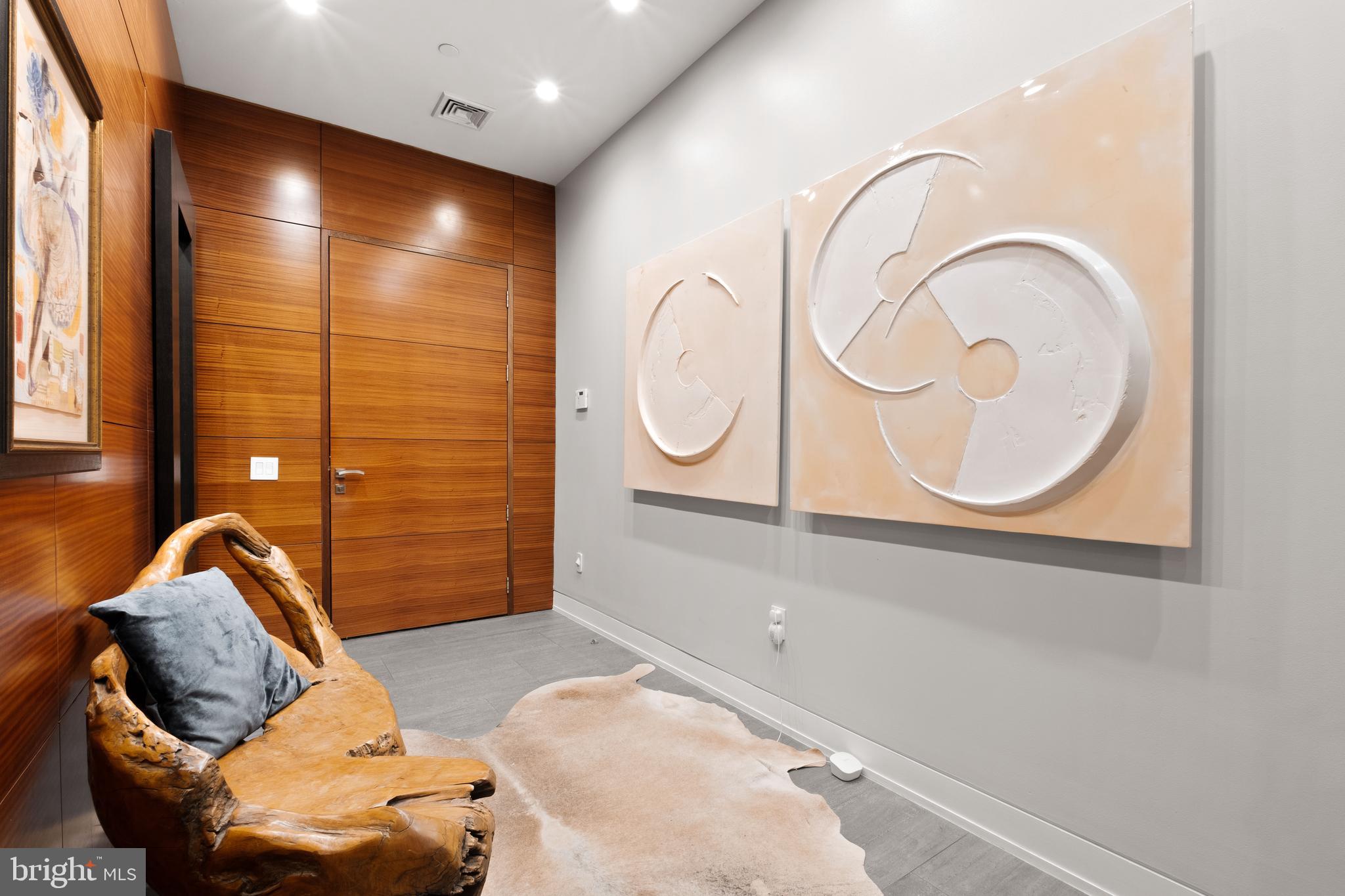 LOGAN SQUARE - Residential