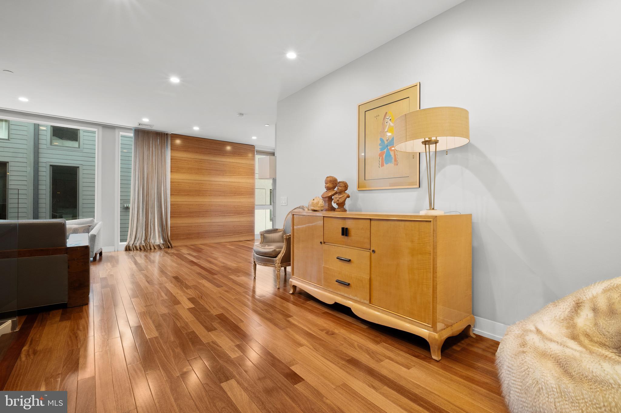 LOGAN SQUARE - Residential