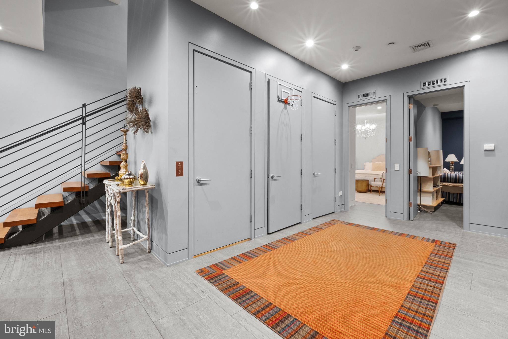 LOGAN SQUARE - Residential