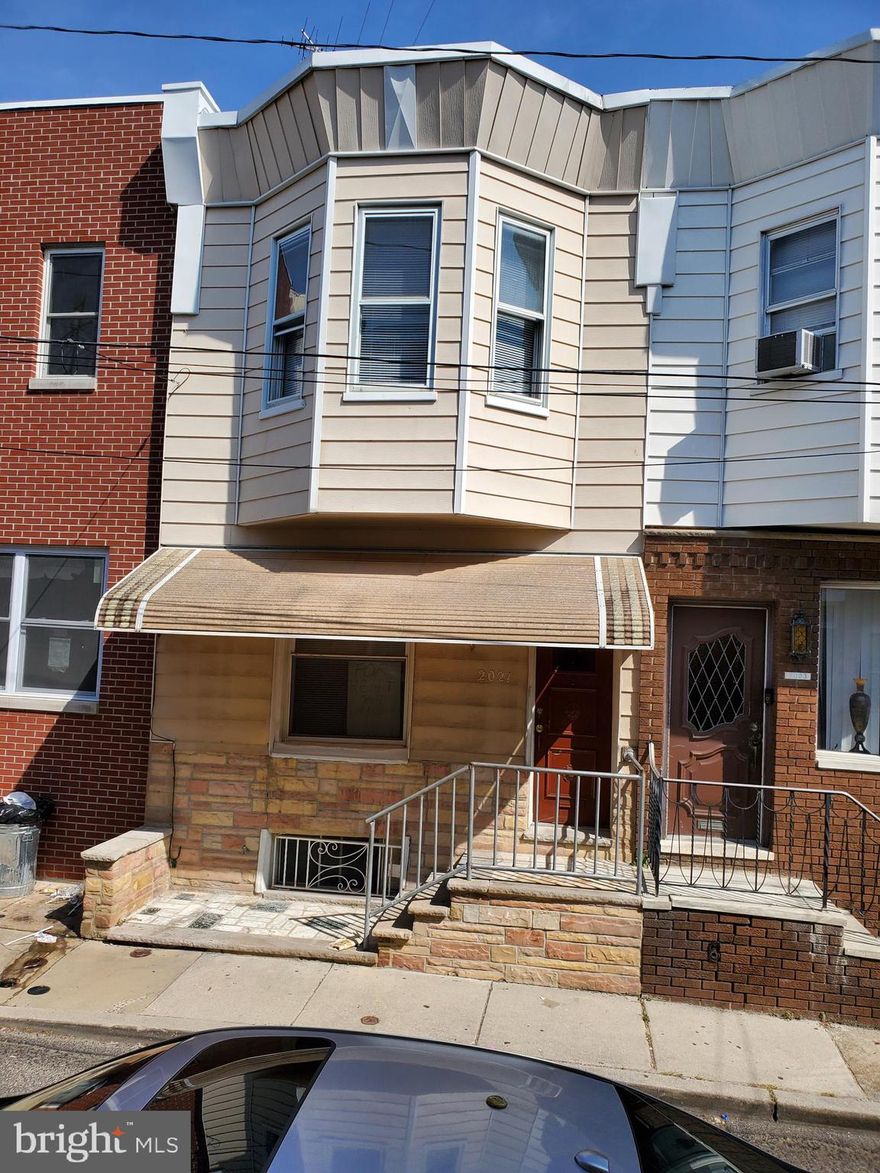 Newly renovated 3 bedroom row house in South Philly!!! New waterproof hardwood floor throughout!!! Easy to show on lockbox!!!