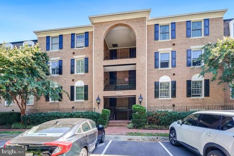 Photo of 5715 Brewer House Circle #T-1, ROCKVILLE, MD 20852 (MLS # MDMC2198344)