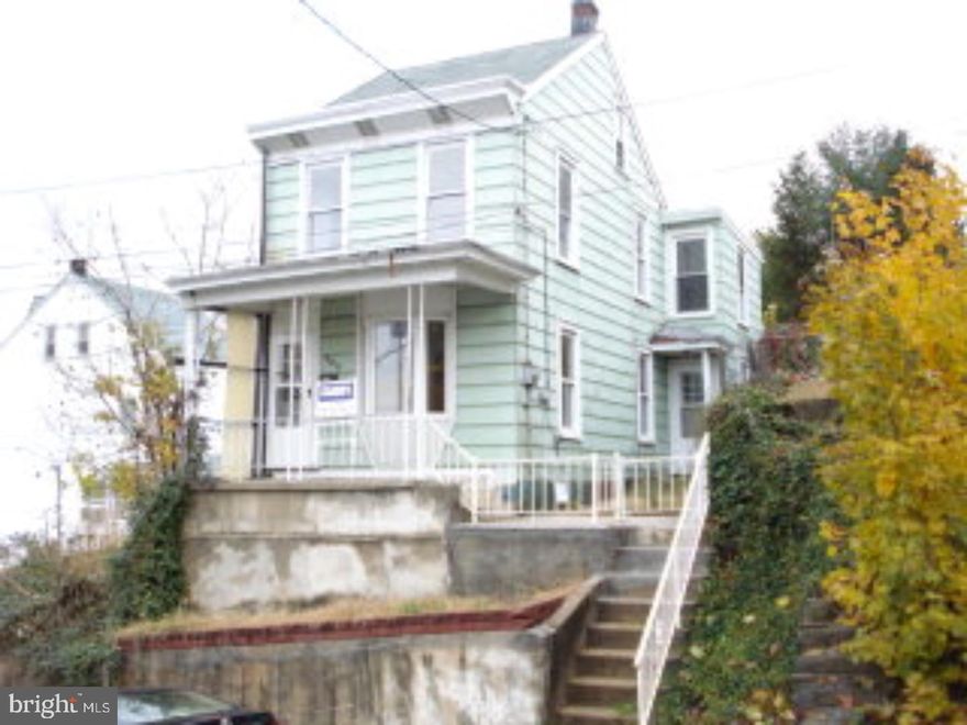 NICE HOME WITH A GREAT VIEW OF THE CITY OF POTTSVILLE. NEWLY REMODELED, NEWER CARPET, NEWER KITCHEN. A MUST SEE! Color: GREEN Amp: 100