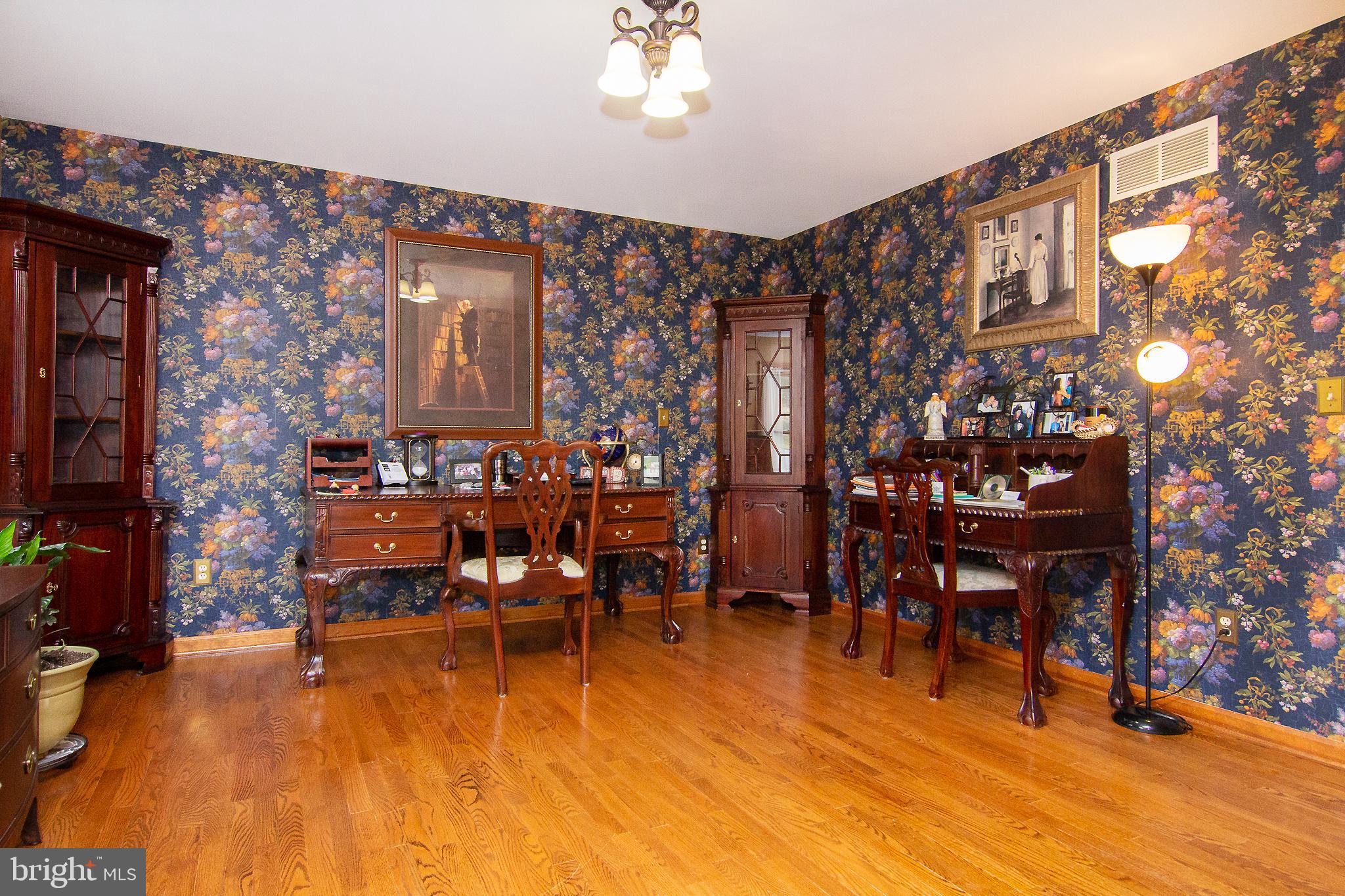 FOUR SEASONS - Residential