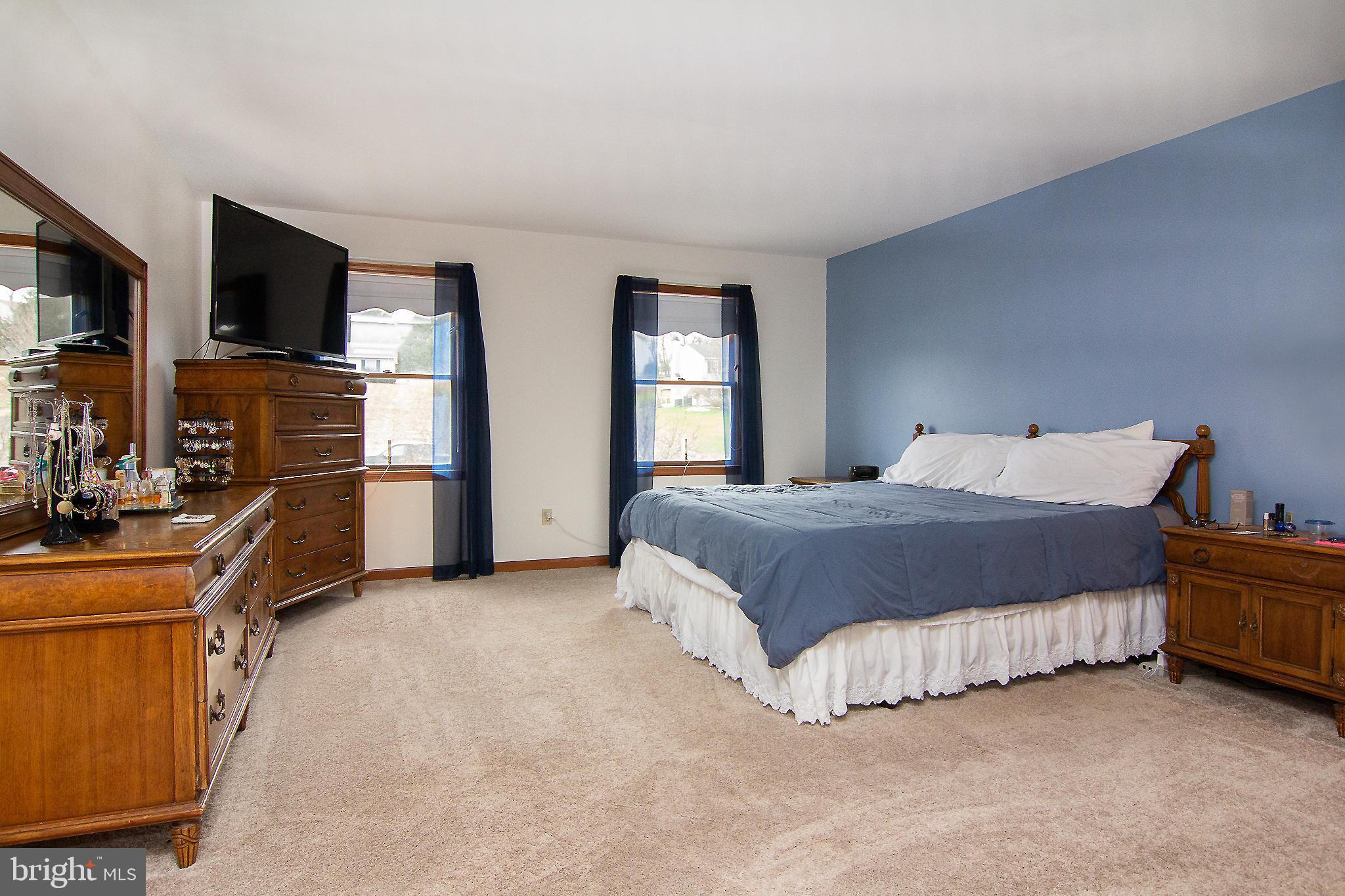 FOUR SEASONS - Residential