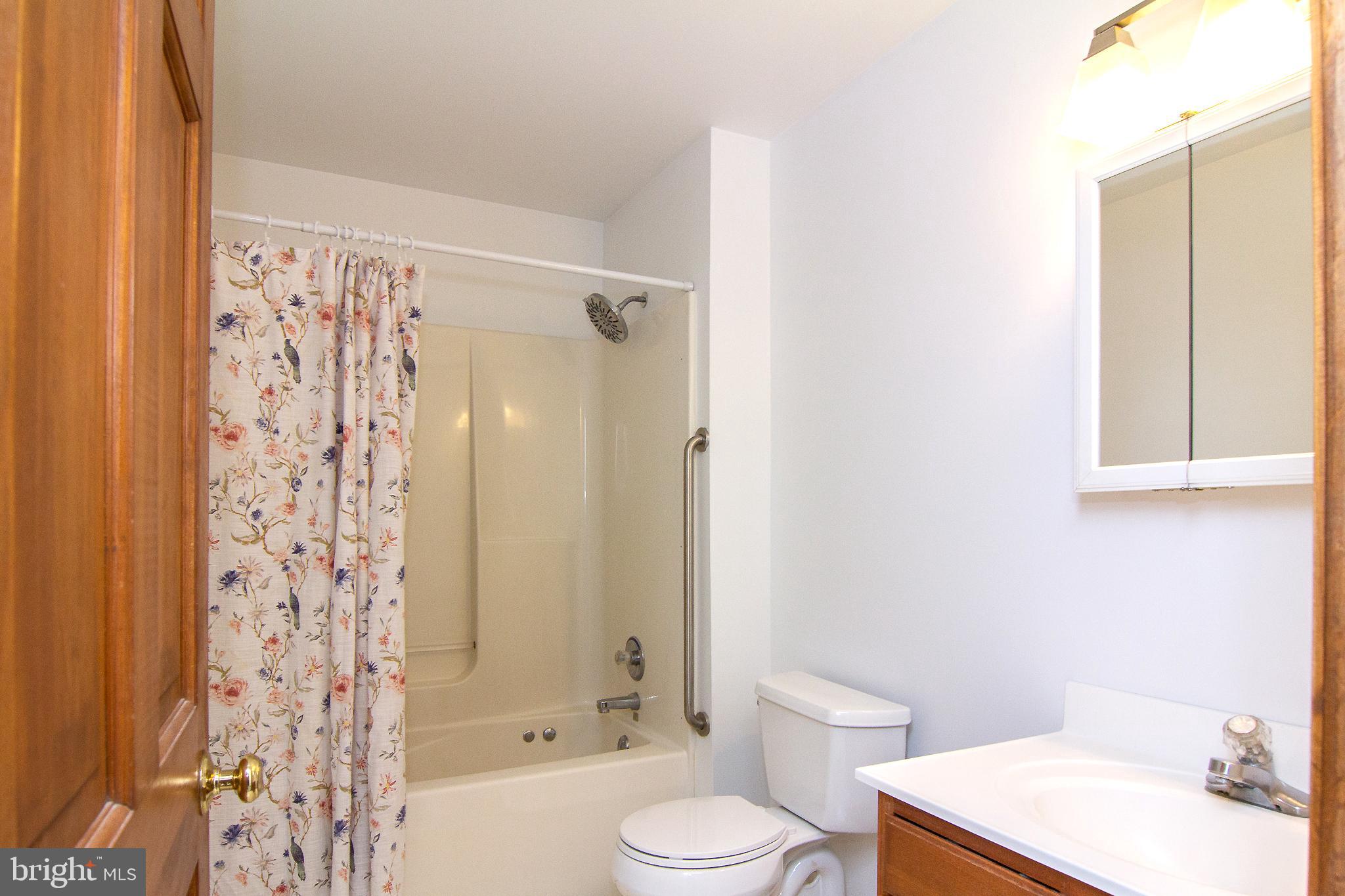 FOUR SEASONS - Residential