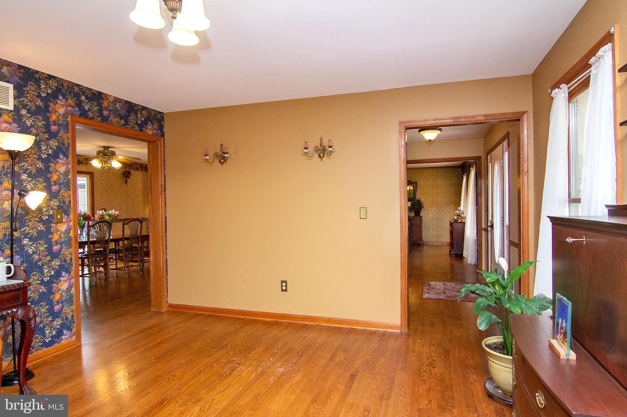 FOUR SEASONS - Residential