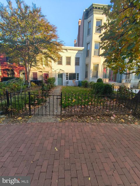 Photo of 420 East Capitol Street NE, WASHINGTON, DC 20003 (MLS # DCDC2228014)