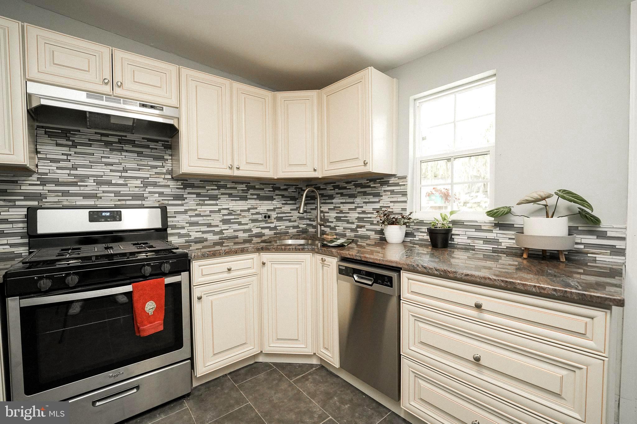 EAST KENSINGTON - Residential