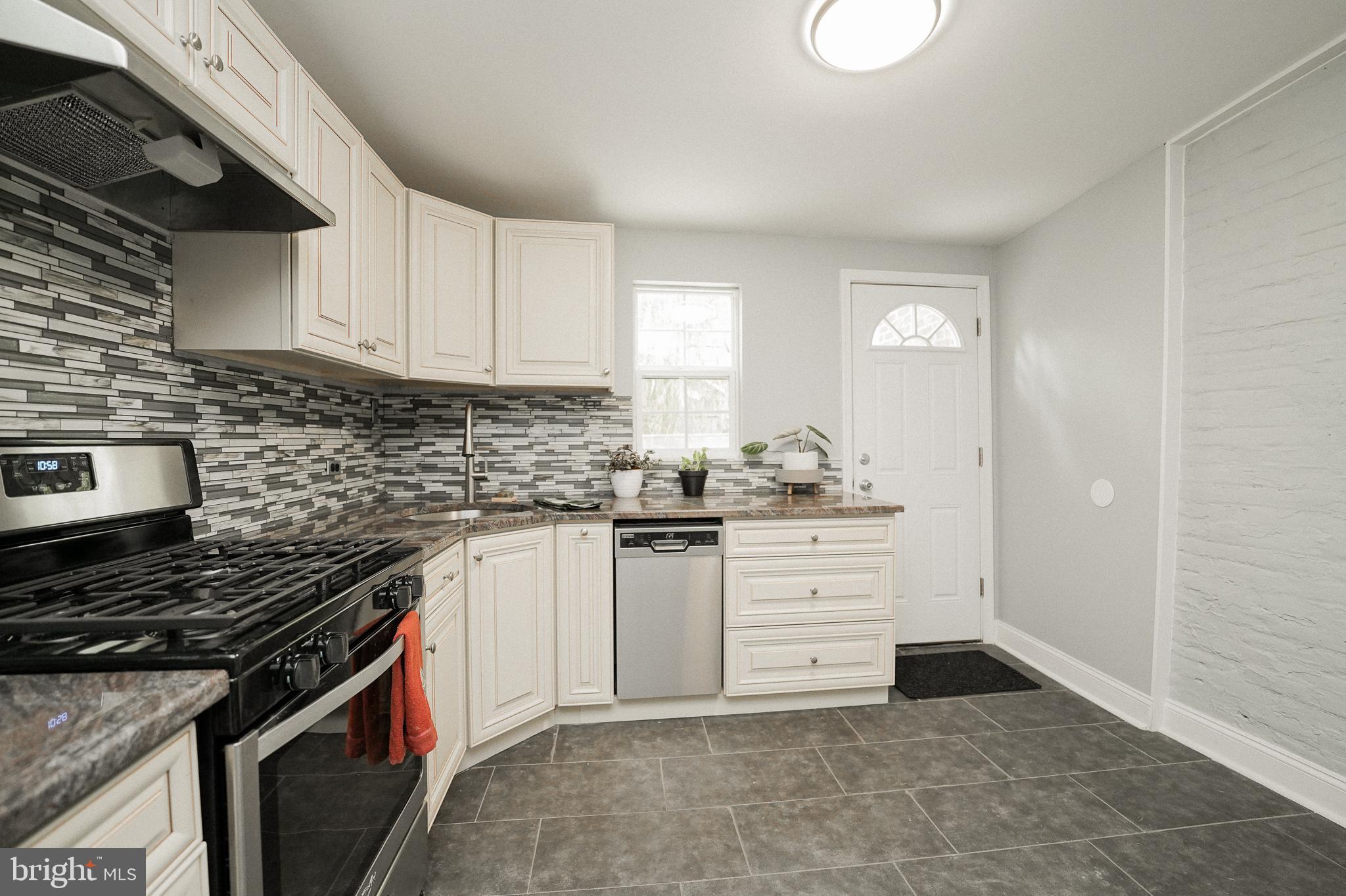 EAST KENSINGTON - Residential