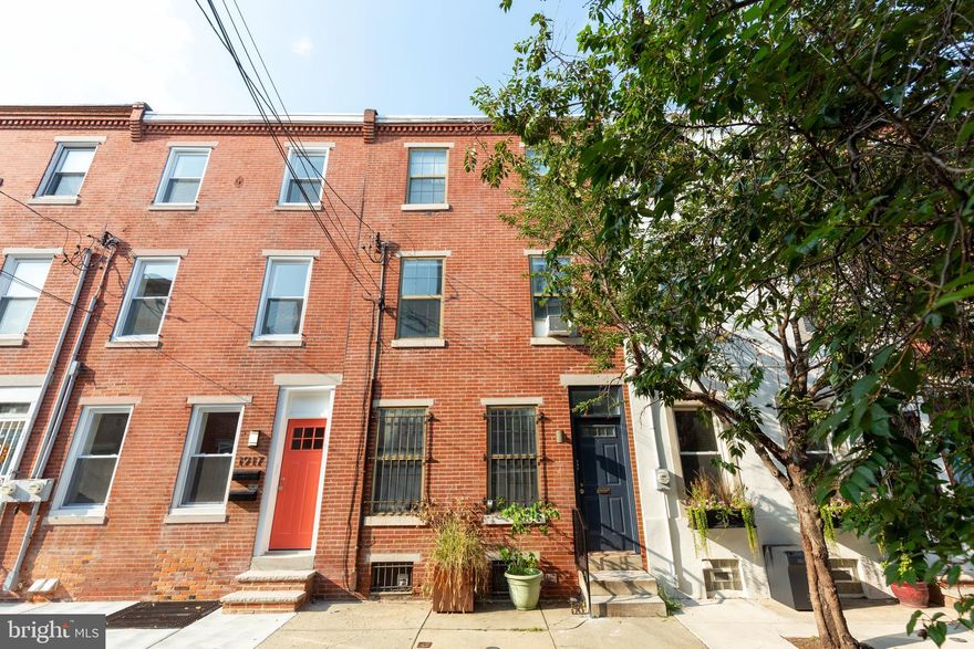 NEW KITCHEN, NEW FLOORS, NEW BATHROOM!!! Very chic 1 bedroom FULLY FURNISHED apartment with separate kitchen, fireplace and hardwood floors in the Graduate Hospital area. It can be rented unfurnished as well. Just a few blocks away from all the good things Center City has to offer, but still in a quiet area.