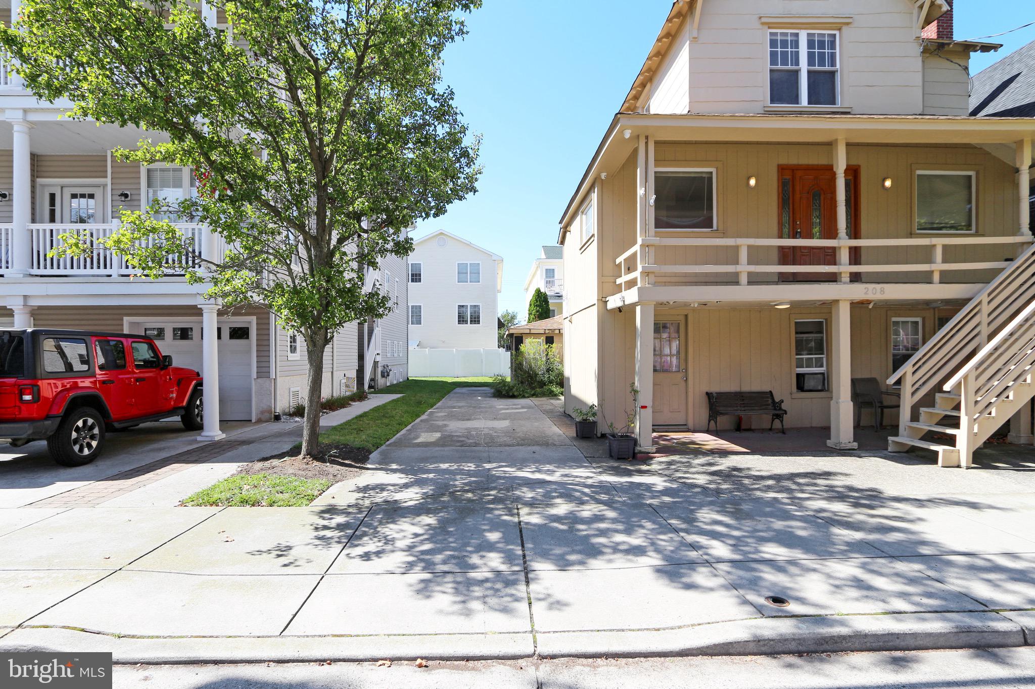 208 E MAPLE AVENUE