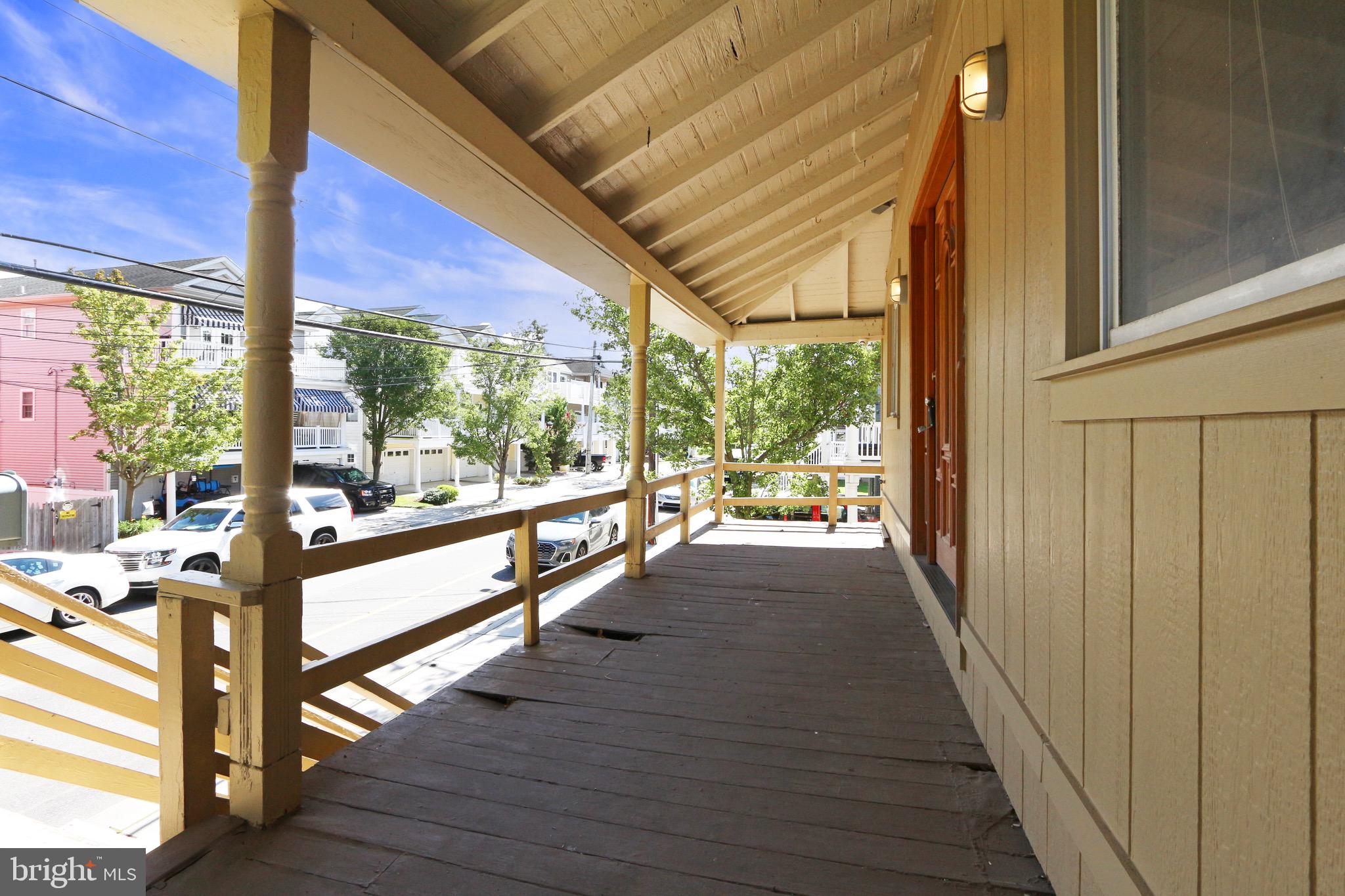 208 E MAPLE AVENUE