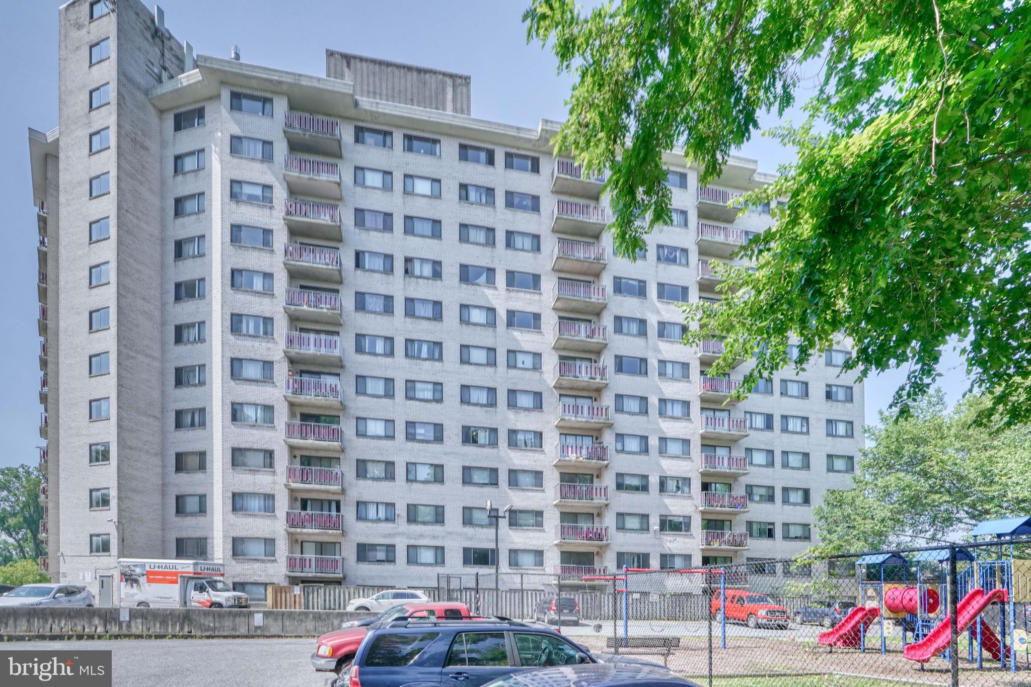 PINEWAY TOWERS - Residential