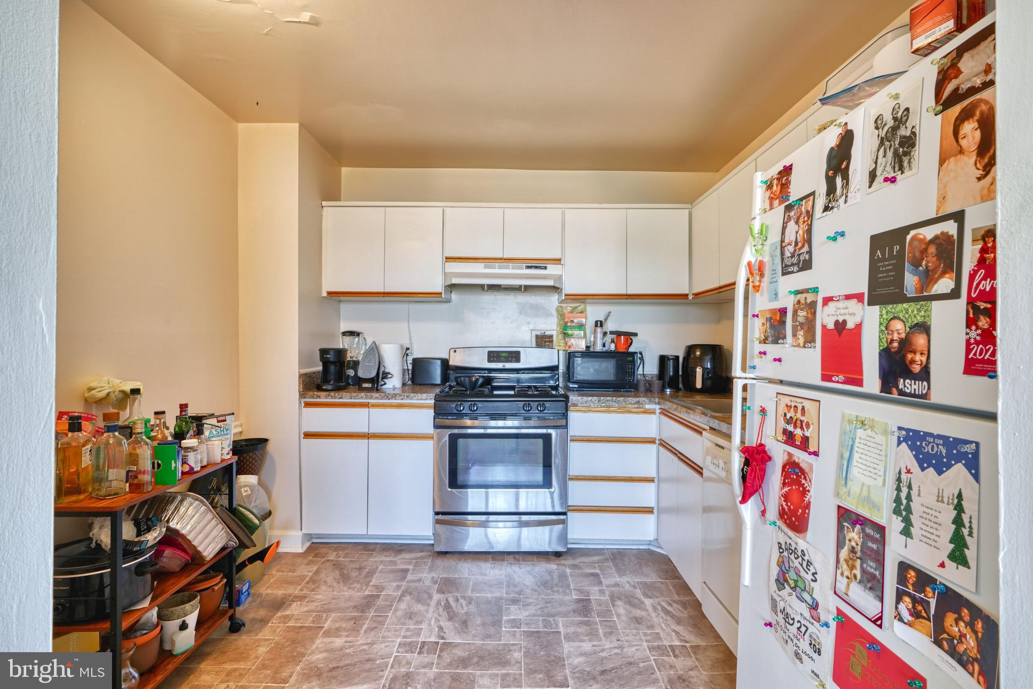 PINEWAY TOWERS - Residential