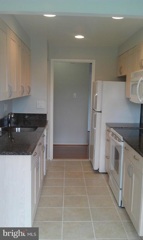 TREEBROOKE CONDOMINIUM - Residential Lease