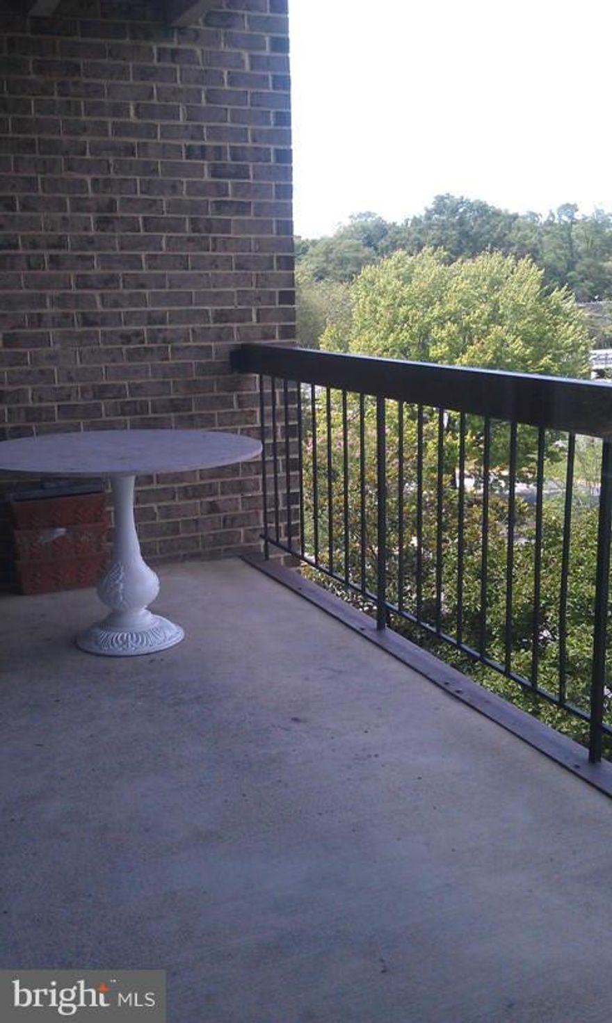 HUGE Bright Updated UNIT. Beautiful floors, granite countertops, Large Balcony. Nice feature- Ceiling .Fans in all the bedrooms. Spacious  MBR w/ walk-in closet and 2 other closets.Wash/Dryer in Unit. Excellent amenities:Swim.pool, tennis crts,exerc-room,sauna; add storage- bsmt,secure entry. Elevator. Min to VIENNA METRO, schools  & Oakton Shopping.