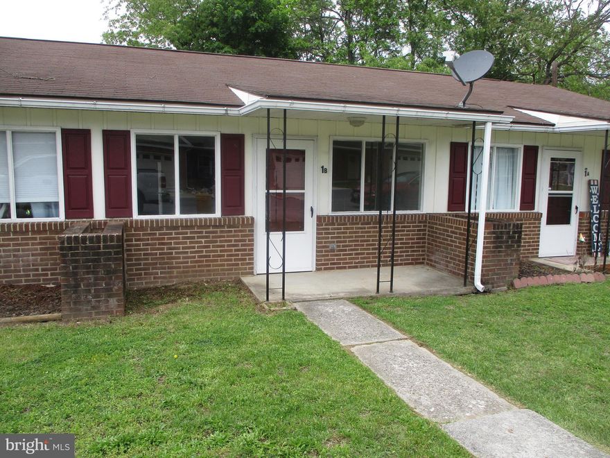 VILLA TYPE UNIT LOCATED JUST OUTSIDE HANCOCK'S MAIN STREET DISTRICT. CUTE 1 BEDROOM/ 1 BATH UNIT WITH LAMINATED PLANK FLOORING, NEW STAINLESS STEEL APPLIANCES, PAINT AND A NICE QUIET LOCATION.  LANDLORD MAY ALLOW A SMALL PET WITH ADD-ON.  APPLY ON LINE. UNIT IS AVAILABLE NOW.