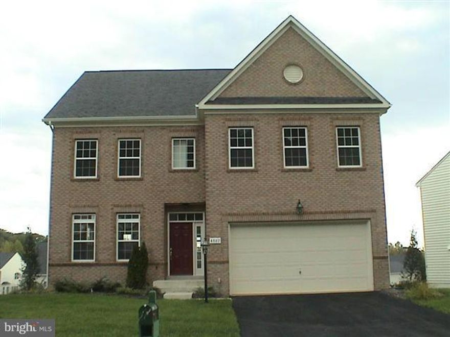 A beautiful, single family home built in 2004, with 4 large BR, 2.5 Bath, with gourmet kitchen, sun room, walk out basement, fire place, upgraded appliances, located in an excellent location and neighborhood. It is close to I-95, VA Railway, Quantico Marine Base, schools and shops.  Stunning Single family home, built in 2004, Pinewood model -