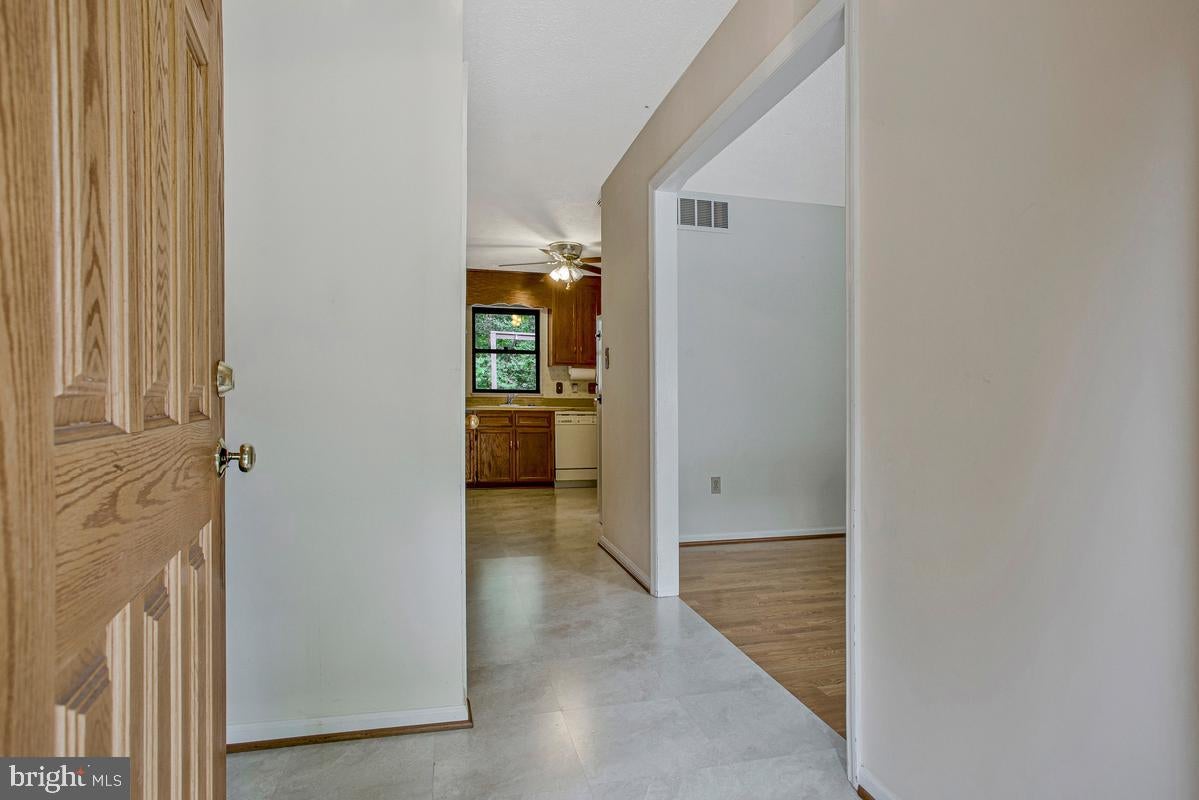 9895 FOXHILL COURT