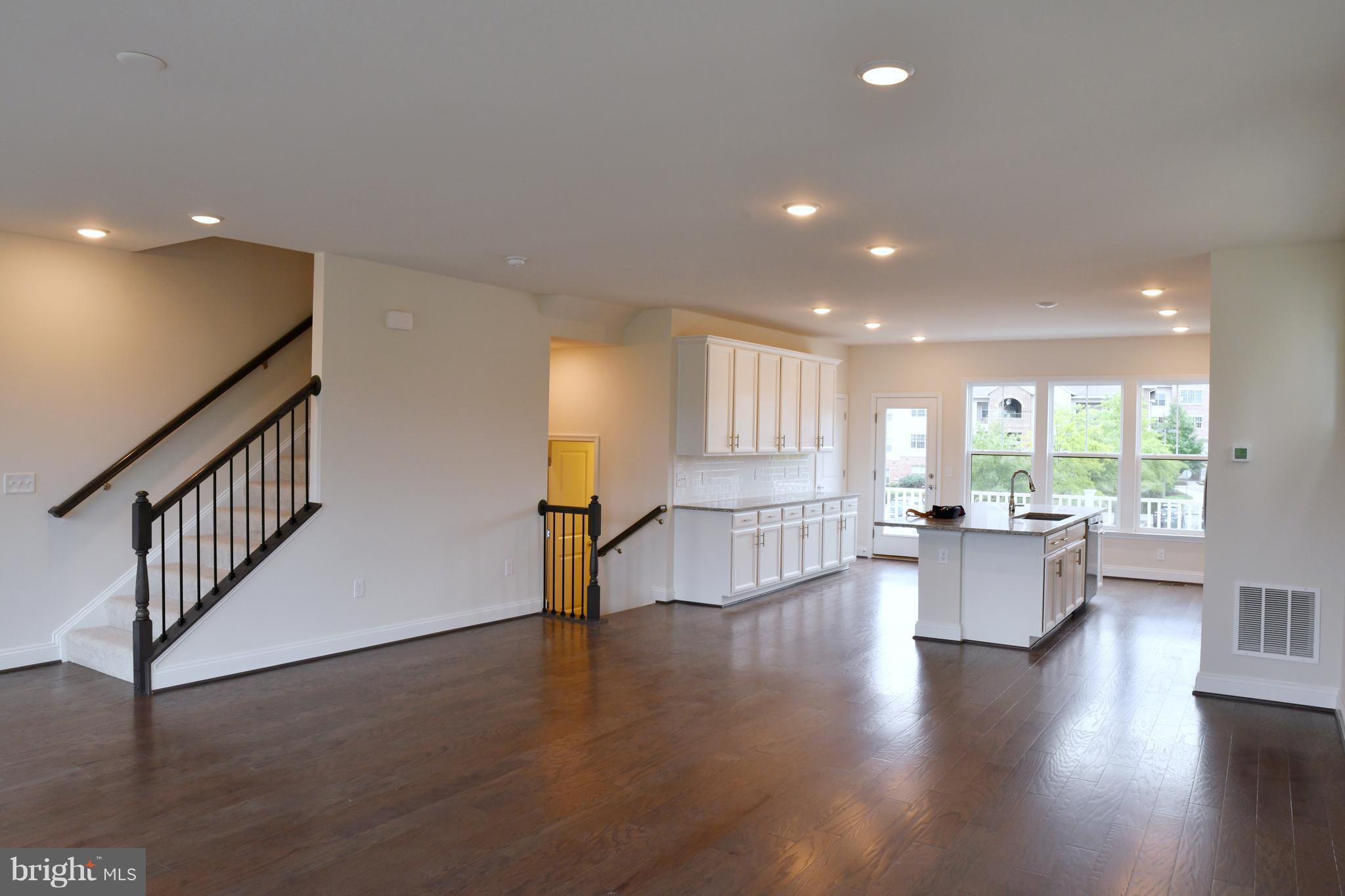 43229 CLARENDON SQUARE