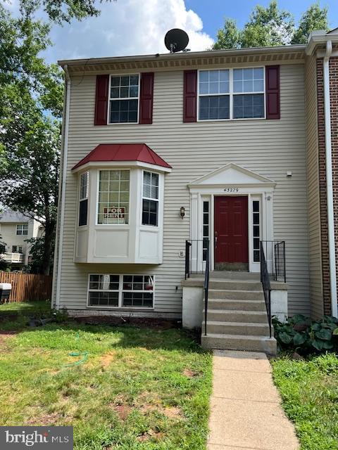 43229 Bent Twig Ter, Ashburn, VA 20147, 3 Level Town House Available Now!
4 Beds, 3 ½ Baths, 1,720 Sq Ft
Living Room Large 16’X12’
Walkout Basement with Den and bedroom
Deck off Family/Living Room
Bedroom Information
•