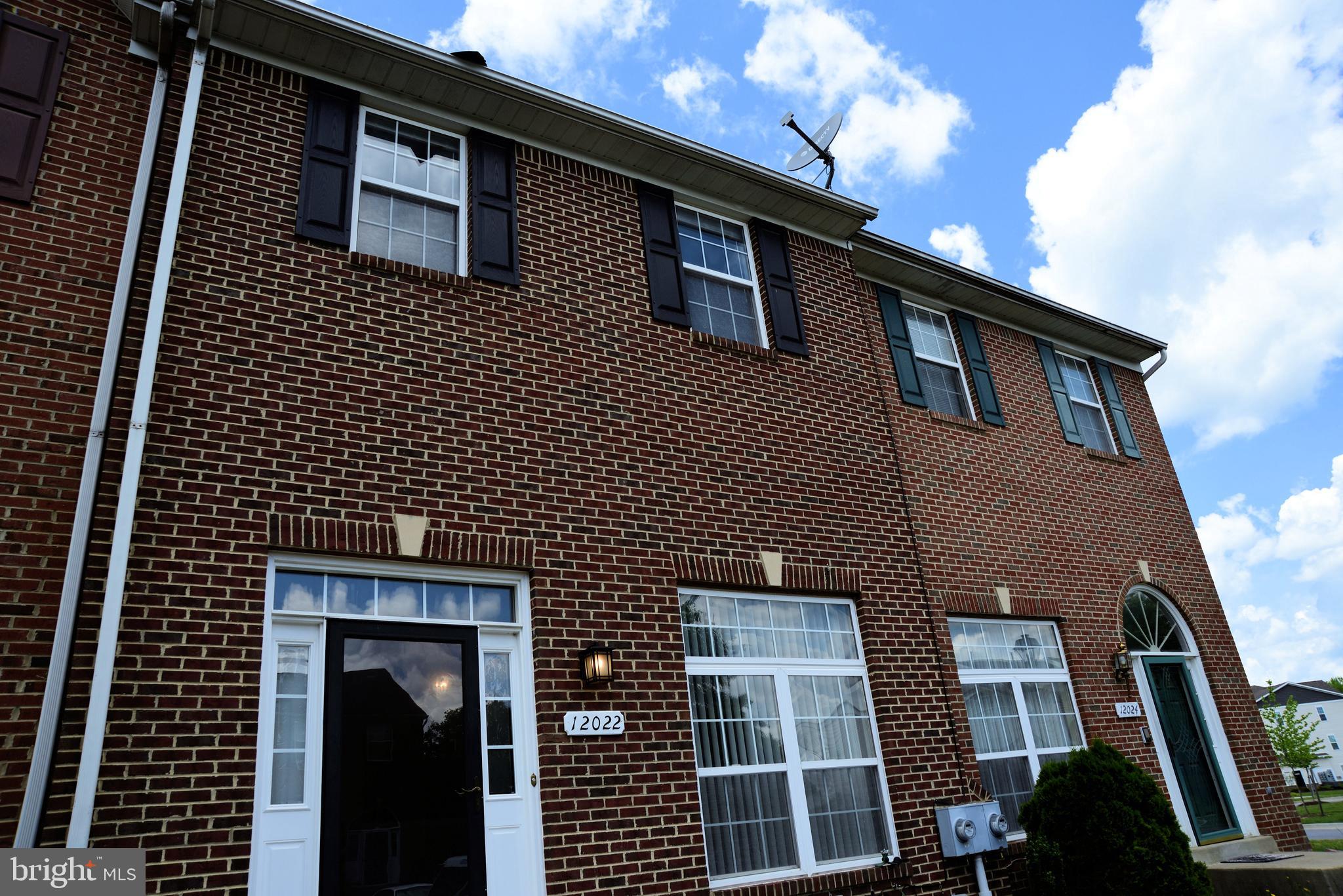 This beautifully spacious townhome in great condition has a grand living room, spacious kitchen with eat-in area, stainless steel appliances, an owners suite with jetted soaking tub, fireplace in the lower level family room and a deck for your outdoor enjoyment. Conveniently located close to shopping, restaurants and much more.