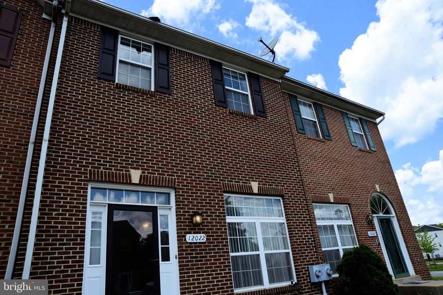 This beautifully spacious townhome in great condition has a grand living room, spacious kitchen with eat-in area, stainless steel appliances, an owners suite with jetted soaking tub, fireplace in the lower level family room and a deck for your outdoor enjoyment.  Conveniently located close to shopping, restaurants and much more.